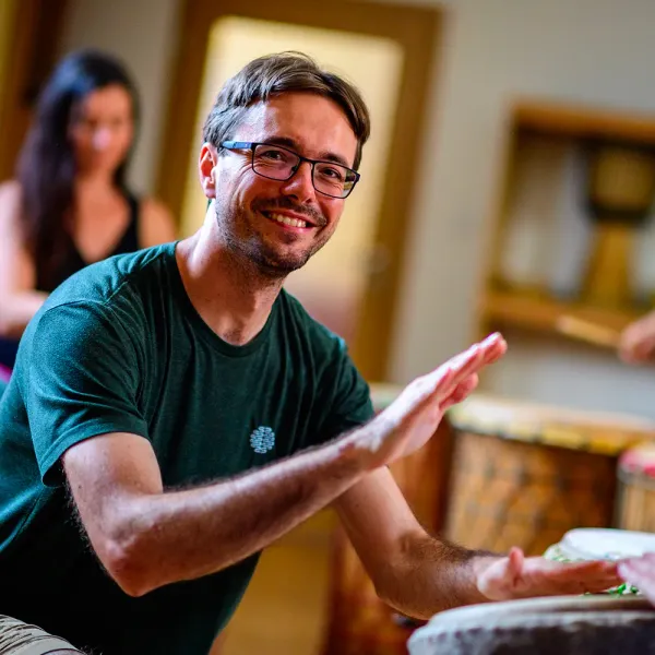 Tomáš Oplatek hraje na djembe