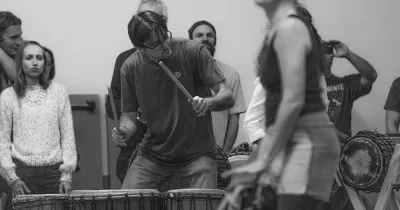 Africké bubnování — lekce, workshopy a akce