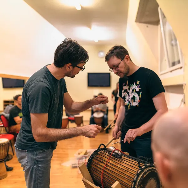 Africké bubnování na workshopu