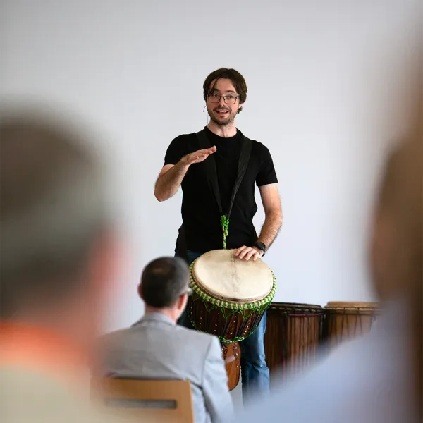 Vystoupení s africkými bubny