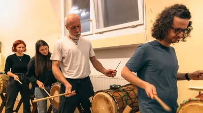 Africké bubnování — lekce, workshopy a akce