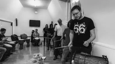 Africké bubnování — lekce, workshopy a akce
