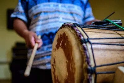 Africké bubnování — lekce, workshopy a akce