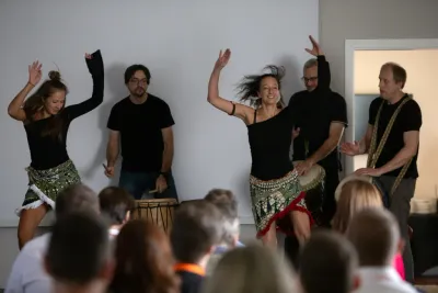 Africké bubnování — lekce, workshopy a akce