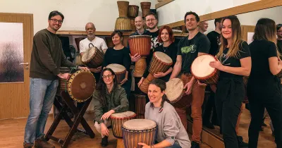 Africké bubnování — lekce, workshopy a akce