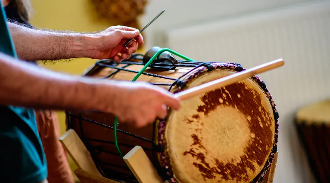 Detail basového bubnu s paličkami a zvoncem