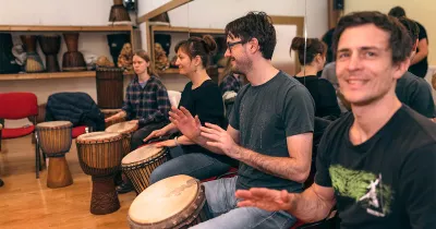 Africké bubnování — lekce, workshopy a akce