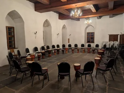 Historický sál s bubny připravený na firemní akci