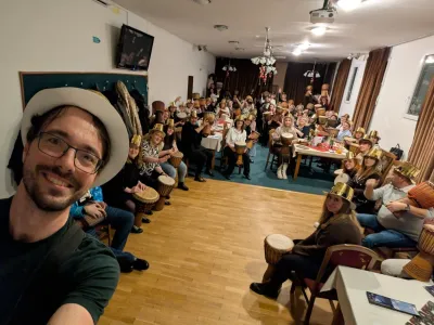 Bubnování na firemním večírku v restauraci