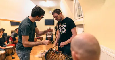 Africké bubnování — lekce, workshopy a akce