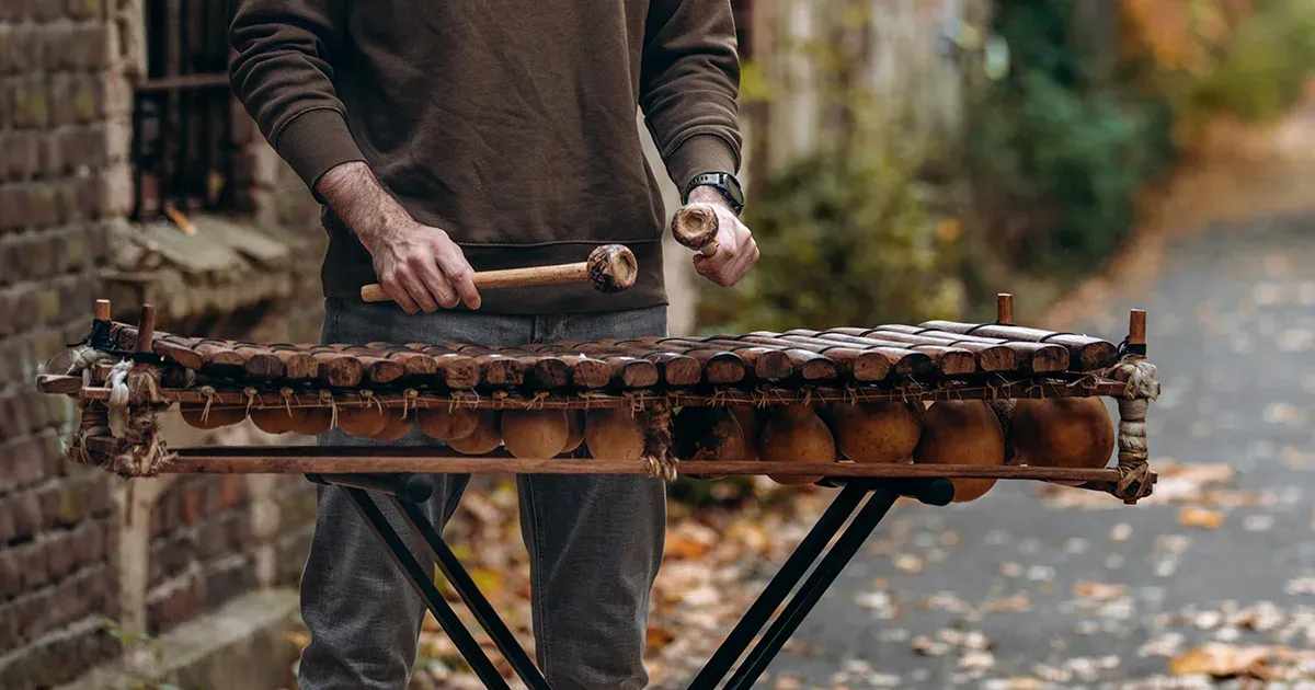Hra na balafon – africký xylofon