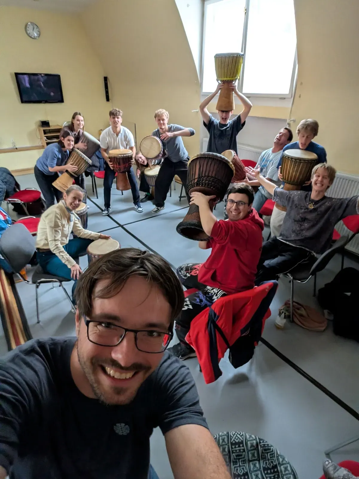 Zábava na workshopu afrického bubnování