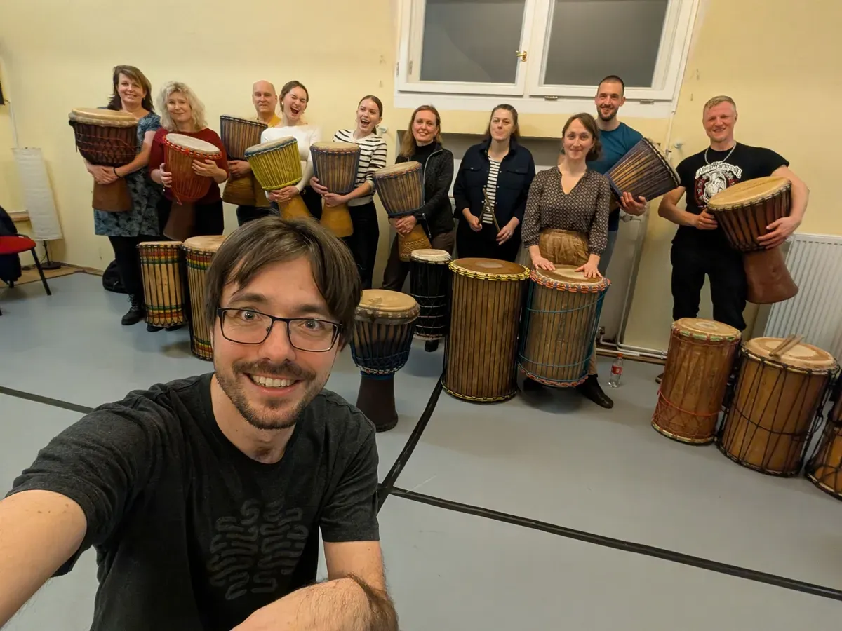 Účastníci workshopu s africkými bubny
